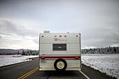 Blick auf einen Wohnwagen von hinten auf der Winterstraße, Yellowstone National Park, USA
