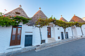 Trulli (typische Häuser) in Alberobello, Itria-Tal, Bezirk Bari, Apulien, Italien