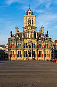 Rathausgebäude auf dem zentralen Platz (Markt) von Delft, Südholland (Zuid-Holland), Niederlande