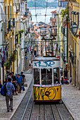 Die Standseilbahn Ascensor da Bica im Stadtviertel Bairro Alto in Lissabon, Portugal