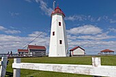 Hölzerner Leuchtturm und Café du gardien, miscou island, new brunswick, kanada, nordamerika