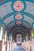 Das Innere der Pfarrkirche Sainte-Cecile, die aus Freude und Fröhlichkeit den Spitznamen Bonbon Island trägt, Small Island River, New Brunswick, Kanada, Nordamerika