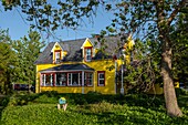 Traditionelles bemaltes Holzhaus, caraquet, new brunswick, kanada, nordamerika
