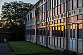 Fassade des Pailleron-Gebäudes am Gymnasium Victor Hugo, Rugles, Eure, Normandie, Frankreich