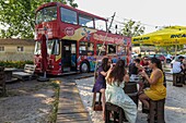 Tapas-Bar, Carrelet-Bus am Ufer der Gironde, Blaye, Gironde, Frankreich