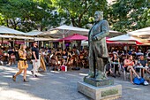 Überfüllte Cafés und Restaurants auf dem Bürgersteig, place jean jaures (1859-1914), montpellier, herault, occitanie, frankreich