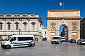 Zug von Polizisten vor dem Triumphbogen, montpellier, herault, occitanie, frankreich
