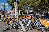 Velomagg-Station auf dem Place de la Comedie, Fahrradverleih in Selbstbedienung, montpellier, herault, occitanie, frankreich