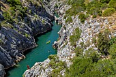 Kanus und Badende, Schluchten des Herault entlang des Weges von Saint-James, Aniane, Saint-Guilhem-le-Desert, Herault, Okzitanien, Frankreich