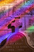 Spiegelungen der Glasmalerei auf der Stele zum Gedenken an die im Krieg von 1914-18 gefallenen Soldaten, Abteikirche Saint-Sauveur, Aniane, Herault, Okzitanien, Frankreich