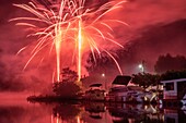 Feuerwerk zum Tag der Bastille am Hafen von Homps am Kanal Midi, Hafen von Homps am Kanal Midi, Aude, Okzitanien, Frankreich