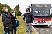 Autonome Bewohner, die den Bus nehmen, um zur Arbeit im esat zu fahren, Pflegeheim für Erwachsene mit leichten geistigen Behinderungen, residence du moulin de la risle, le moulin rouge, rugles, eure, normandie, frankreich