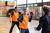 Sportstunde (Handball) in der Turnhalle, Pflegeheim für Erwachsene mit geistiger Behinderung, residence la charentonne, adapei27, association departementale d'amis et de parents, bernay, eure, normandie, frankreich