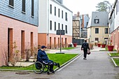 Modernes Wohnhaus, das als Pflegeheim für Erwachsene mit geistiger Behinderung genutzt wird, residence la charentonne, adapei27, association departementale d'amis et de parents, bernay, eure, normandie, frankreich