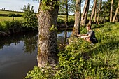 Junge Angler auf dem Fluss Iton, Cintray, Iton-Tal, Eure, Normandie, Frankreich