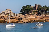 Boote, Segelboote vor dem chateau de costaeres, tregastel, cote de granit rose (rosa granitküste), cotes-d'amor, bretagne, frankreich