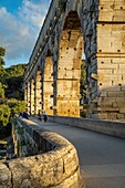 Der dreistöckige Pont du Gard, altes römisches Aquädukt über den Fluss Gardon aus dem ersten Jahrhundert v. Chr., denkmalgeschützt, Vers-Pont-du-Gard, Frankreich