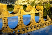 Der dreistufige Pont du Gard, ein altes römisches Aquädukt, das den Fluss Gardon überquert und aus dem ersten Jahrhundert v. Chr. stammt, steht unter Denkmalschutz, Vers-Pont-du-Gard, Frankreich