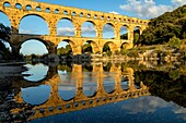 Der dreistufige Pont du Gard, altes römisches Aquädukt über den Fluss Gardon aus dem ersten Jahrhundert v. Chr., denkmalgeschützt, Vers-Pont-du-Gard, Frankreich