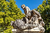 Statue des Heiligen Veran, der die Couloubre tötet, eine blutrünstige Bestie oder einen Wasserdrachen, einen riesigen geflügelten Salamander oder eine Schlange, die in der Sorgue lebt, Fontaine-de-Vaucluse, Frankreich