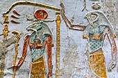 Der Gott Horus mit dem Kopf eines Falken und Anubis (Grabgott mit dem Kopf eines wilden Hundes), Flachrelief und Fresken in leuchtenden Farben, Grab des Pharaos Merenptah, Tal der Könige, wo sich das Hypogäum vieler Pharaonen des Neuen Reiches befindet, Luxor, Ägypten, Afrika