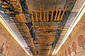 Flachrelief und Fresken in leuchtenden Farben, die das Buch der Höhlen illustrieren, Begräbnistext des alten Ägypten, Grab von Ramses IX, Tal der Könige, wo sich das Hypogäum vieler Pharaonen des Neuen Reiches befindet, Luxor, Ägypten, Afrika