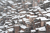 Das mittelalterliche Dorf Pacentro unter starkem Schneefall mit schneebedecktem Haus, Gemeinde Pacentro, Nationalpark Maiella, Provinz L'aquila, Abruzzen, Italien