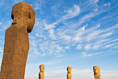 Detail der Köpfe der vier Steinstatuen von Dodekalitten mit dem letzten Licht bei Sonnenuntergang, Insel Lolland, Seeland, Dänemark, Europa