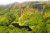 Luftaufnahme des malerischen Wasserfalls von Ribeira do Ferreiro, Poco Ribeira do Ferreiro (Alagoinha), Gemeinde Lajes das Flores, Insel Flores (Ilha das Flores), Azoren-Archipel, Portugal, Europa