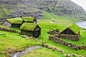 Traditionelle ikonische Gebäude mit Grasdach in Saksun, Streymoy Insel, Färöer Inseln, Dänemark, Europa