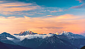Wolken am rosa Himmel bei Sonnenaufgang über Weissmies, Monte Rosa, Alphubel, Dom und Durrenhorn, Kanton Wallis, Schweiz
