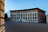 Das historische Gebäude Palazzo della Carovana in der Morgendämmerung, Piazza dei Cavalieri, Pisa, Toskana, Italien