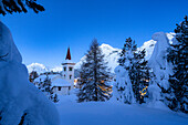 Chiesa Bianca und mit Schnee bedeckte Bäume in der Abenddämmerung, Maloja, Bergell, Kanton Graubünden, Engadin, Schweiz