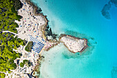 Sonnenschirme am weißen Sandstrand am türkisfarbenen Meer von oben, Punta della Suina, Gallipoli, Lecce, Salento, Apulien, Italien