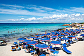 Sonnenschirme und Liegestühle am Sandstrand Punta Della Suina, Gallipoli, Provinz Lecce, Salento, Apulien, Italien