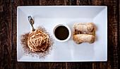 Tiramisu typisch italienisches Dessert und Kaffeetasse von oben
