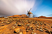 Die alte Windmühle Molinos de Villaverde in der Vulkanlandschaft, La Oliva, Fuerteventura, Kanarische Inseln, Spanien