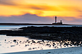 Leuchtturm El Toston und Strand Caleta Del Marrajo bei Sonnenuntergang, El Cotillo, La Oliva, Fuerteventura, Kanarische Inseln, Spanien