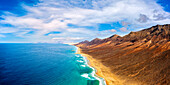 Luftaufnahme des Strandes Cofete und der Berge am Meer, Naturpark Jandia, Fuerteventura, Kanarische Inseln, Spanien