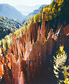 Scharfe Felsen der Erdpyramiden im Nebel des Herbstes, Longomoso, Ritten, Bozen, Südtirol, Italien