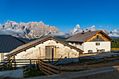 Berghütten bei Sonnenaufgang, Malga Nemes, Sexten, Pustertal, Sextner Dolomiten, Südtirol, Italien