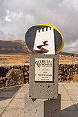 Steintafel mit Touristenattraktionen in der Gegend von Casa de los Coroneles, La Oliva, Fuerteventura, Kanarische Inseln, Spanien