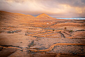 Karges trockenes Land von Caldereta bei Sonnenaufgang, Vallebron, La Oliva, Fuerteventura, Kanarische Inseln, Spanien