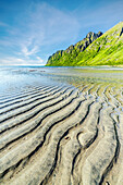 Vom Wind geformter Sand am großen Ersfjordstrand während der Ebbe, Senja, Provinz Troms, Norwegen