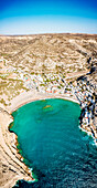 Luftaufnahme des Küstenortes Matala und des blauen Meeres im Sommer, Kreta, Griechenland