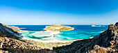 Panoramablick auf den Strand und die Lagune von Balos, umspült vom türkisfarbenen Kristallmeer, Insel Kreta, Griechenland