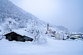 Alpendorf in der weißen Winterlandschaft nach dem Schneefall, Gerola Alta, Valgerola, Valtellina, Lombardei, Italien