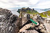 Gipfelbeschilderung auf dem Segla Berggipfel, Insel Senja, Provinz Troms, Norwegen
