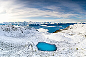 Luftaufnahme der schneebedeckten Orobie-Alpen und des zugefrorenen Rogneda-Sees, Rätische Alpen, Lombardei, Italien