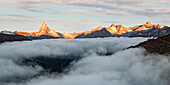Luftaufnahme des Matterhorns, der Dent Blanche, des Zinalrothorns und des Stellisees im Nebel in der Morgendämmerung, Zermatt, Kanton Wallis, Schweiz
